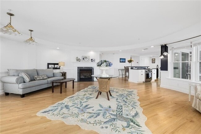 53 Conanicus Ave Unit 3A