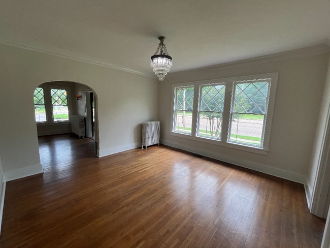 Photo - 845 University St