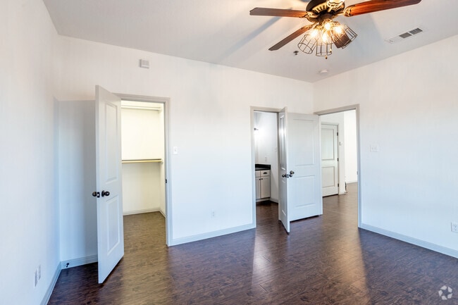 1BR, 1BT - 800SF - 222 Clay Court