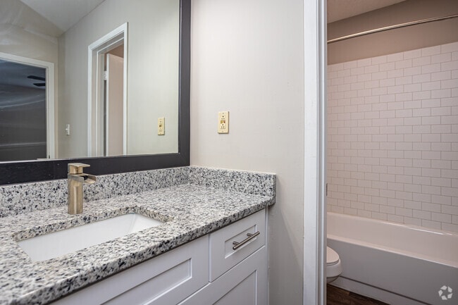 1BR, 1BA - 700SF