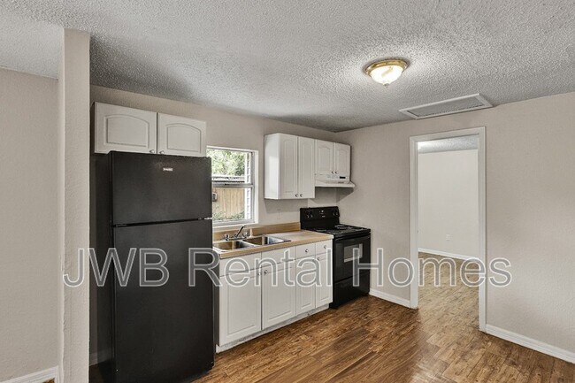 Photo - 485 W 58th St
