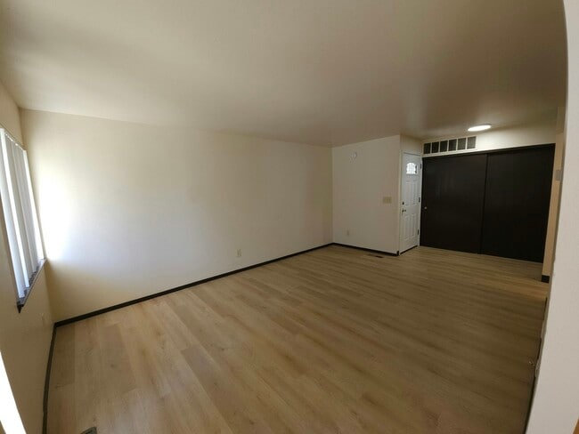 Photo - 2550 Lee St SE