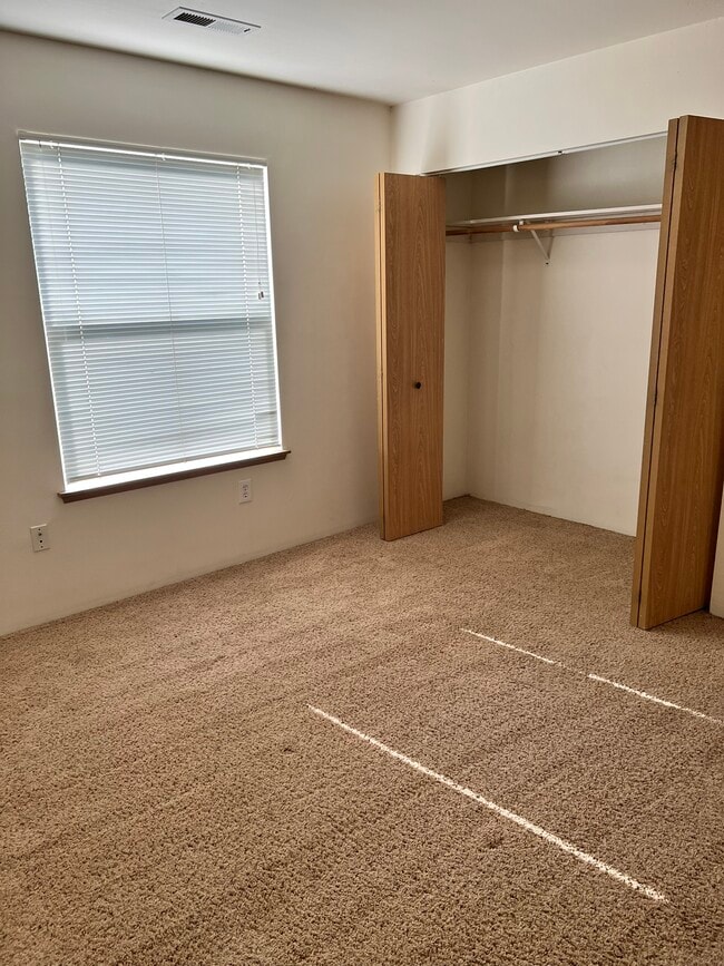 second bedroom - 5557 Glenridge Way