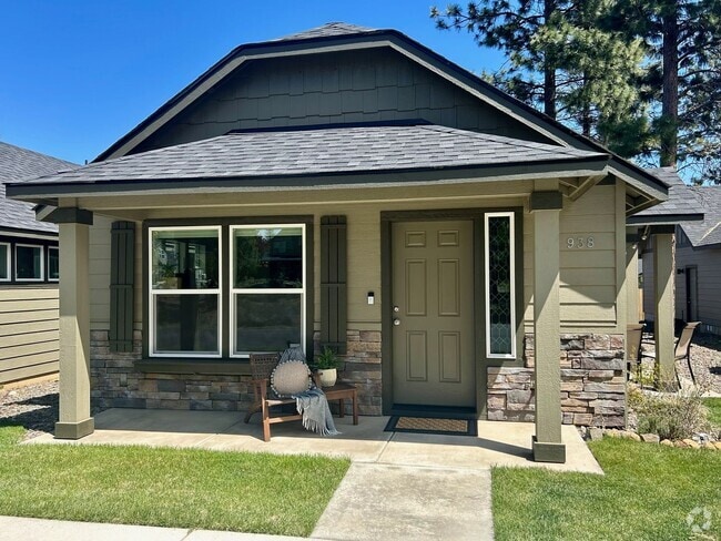 Building Photo - Town Access 2-bd with large garage in Beau... Rental