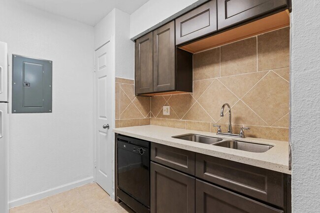 Photo - Don’t Miss Out | Inquire for Current Move-... Unidad FPL2
