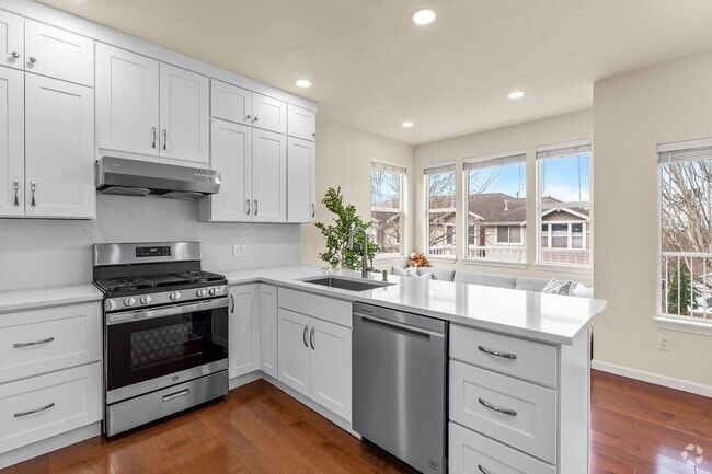 Building Photo - Spacious Townhome in Bellevue College Neig...