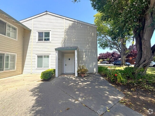 Building Photo - Beautifully Updated 4-Bedroom, 2.5-Bath To... Rental
