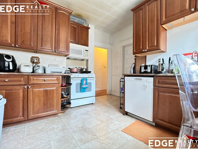 Building Photo - 346 Faneuil St Unit 2 Rental