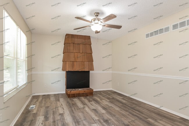 Photo - 2355 Lindsay Ln