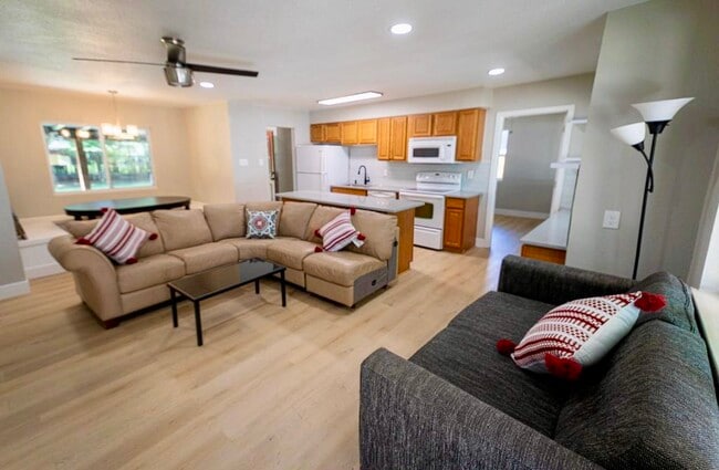 Photo - 2959 S Elm St