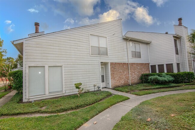 Building Photo - 7860 Green Lawn Dr Unit 7860 Rental