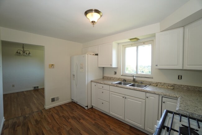 Photo - 1092 Greentree Rd