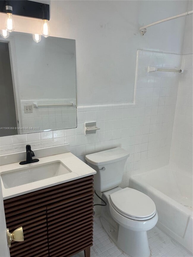 Building Photo - 2236 Jackson St Unit 9