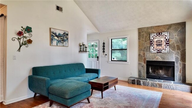 Building Photo - 947 Lake Dr SW
