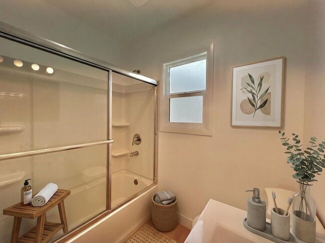 Photo - 1321 1/2 Normandie Avenue