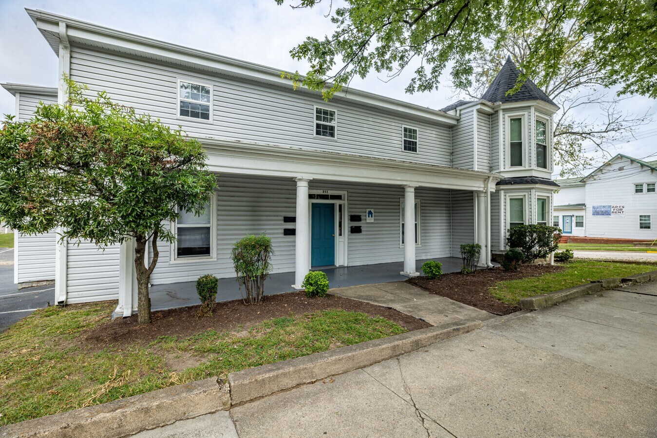 Photo - 211 Saint George St