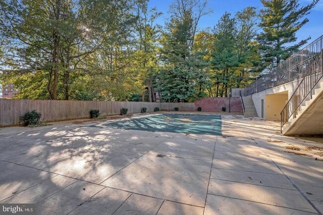 Photo - 3265 Sutton Pl NW