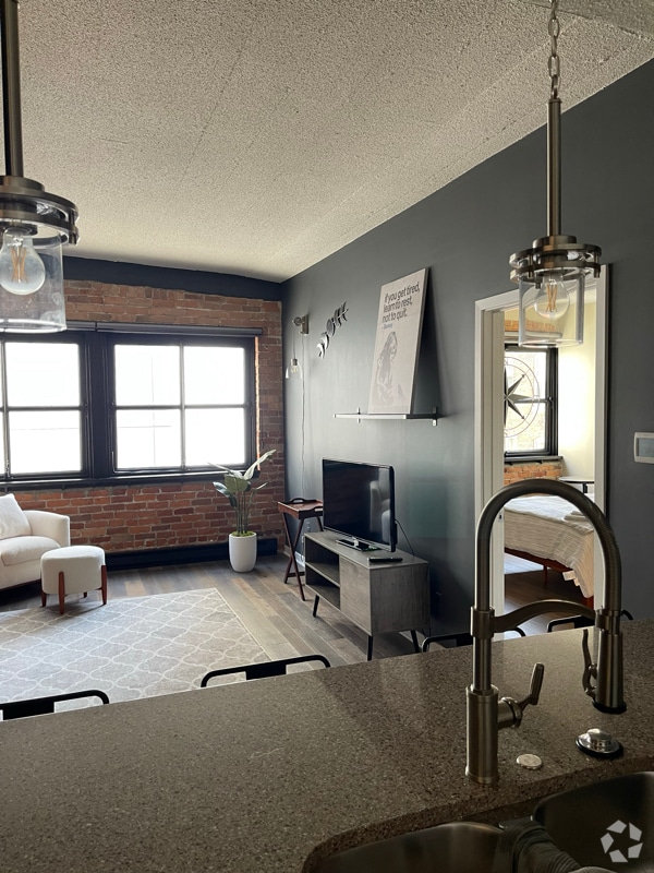 Building Photo - 112 W Washington Blvd Rental