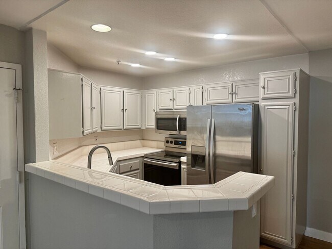 Photo - Oak Park updated 1 Bedroom with mountain views Unit 208
