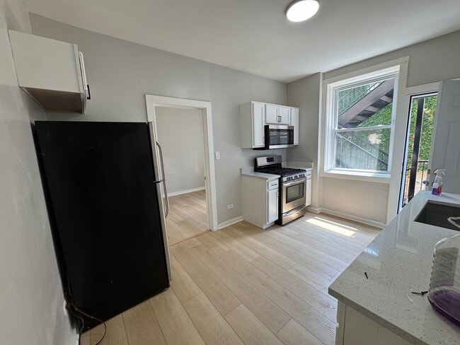 Photo - 1623 W 61st St