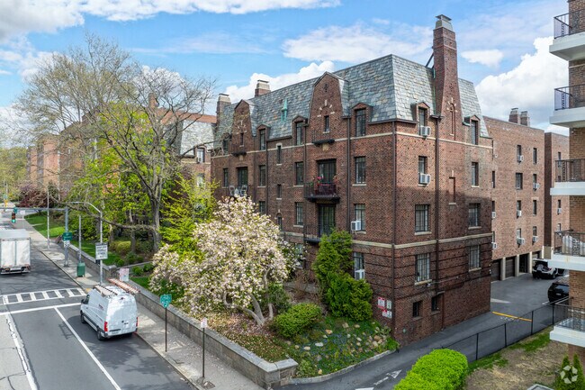 The Broadlawn - The Broadlawn Apartments