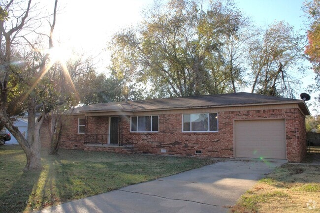 Building Photo - 4 BEDROOM HOUSE BY ELEMENTARY SCHOOL*
