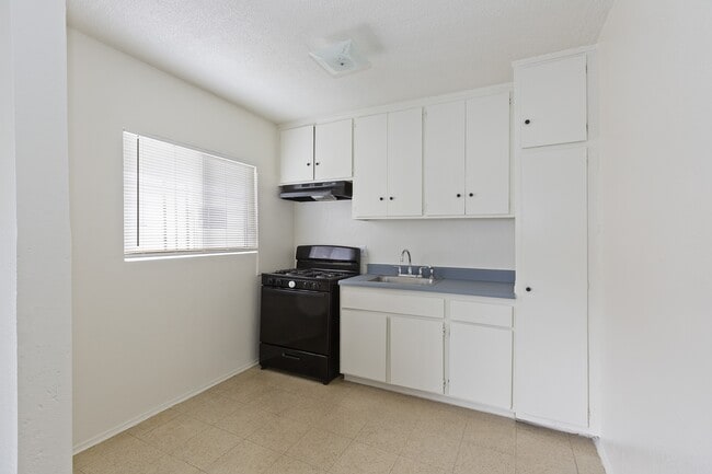 Photo - Drew St Apts