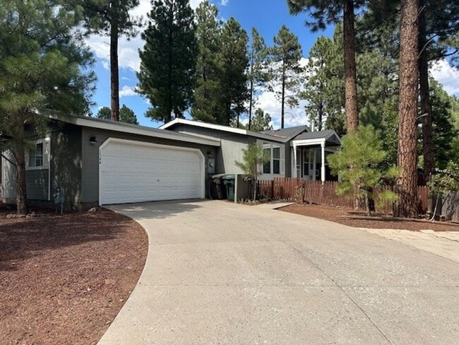 Building Photo - Stylish 3-Bed Home with Backyard & Garage!