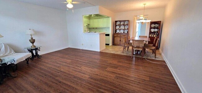 Photo - 358 Chatham R