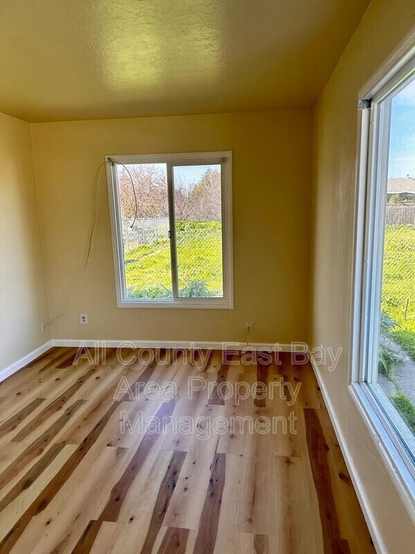 Photo - 728 Cherry Way