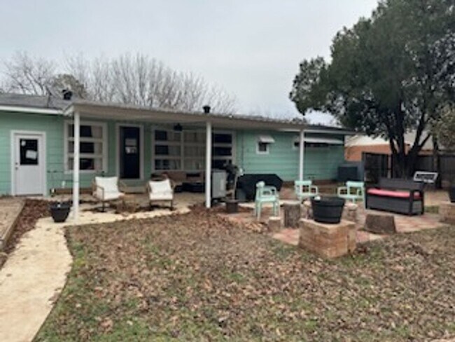 Photo - 3 bed 2 bath Home with Pool!