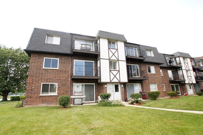 Building Photo - 9461 Bay Colony Dr Unit 2S