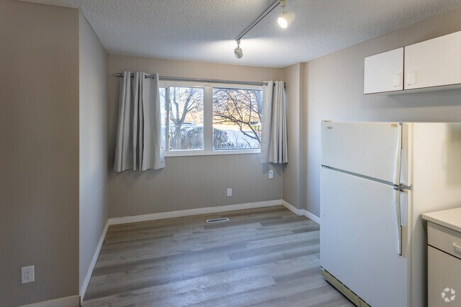 3BR, 1BA - 1,030SF -