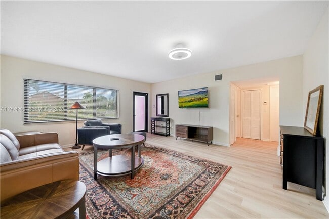 Building Photo - 2 NW 47th St Unit 2