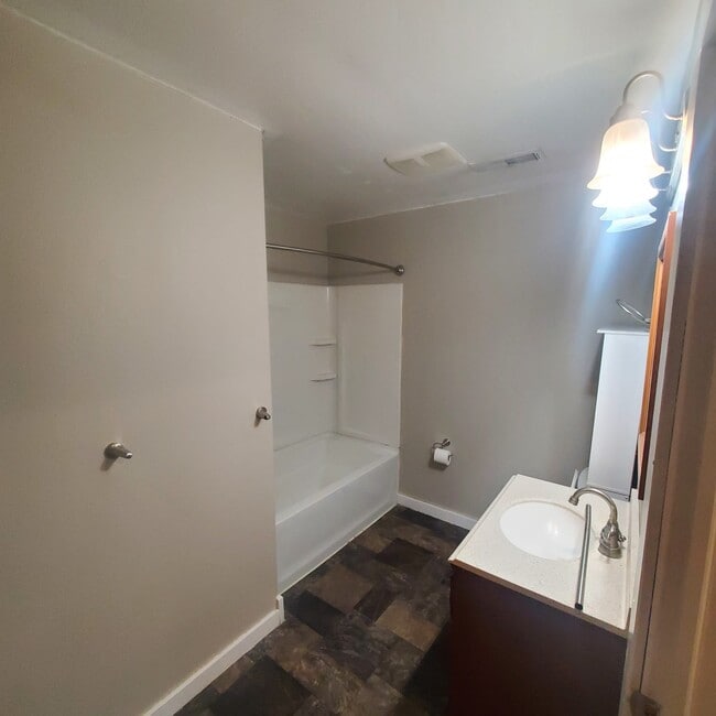 bath - 1403 Main St Apartments Unit 1