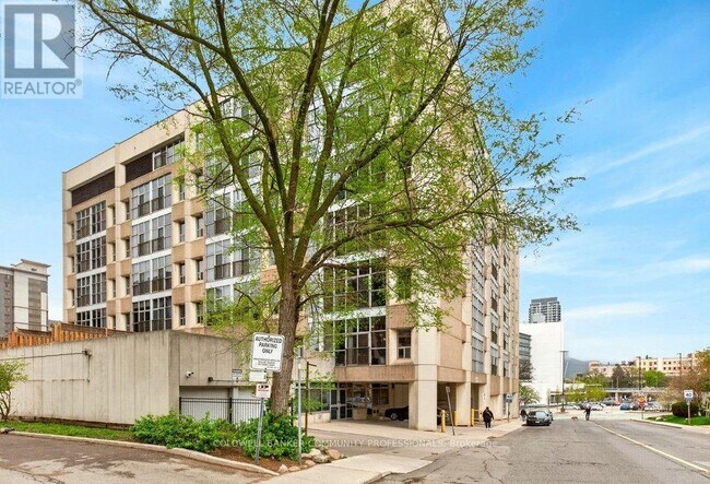 Photo - 120 Jackson St W