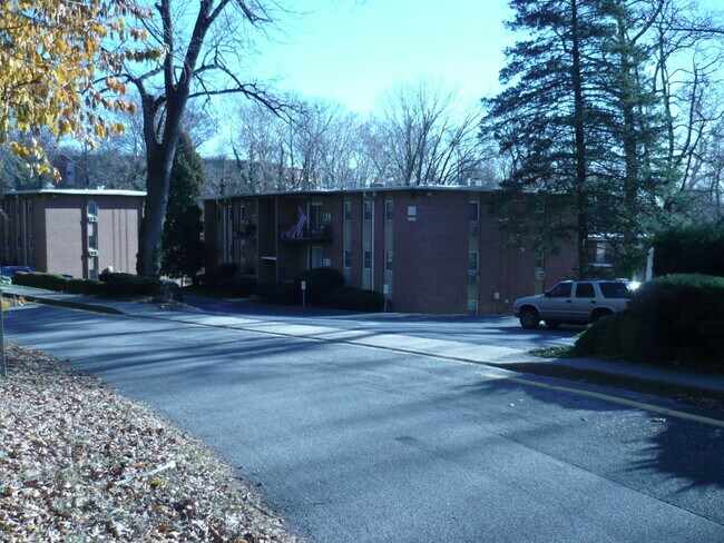 Building Photo - 302 River Rd Unit River Terrace Co-Op