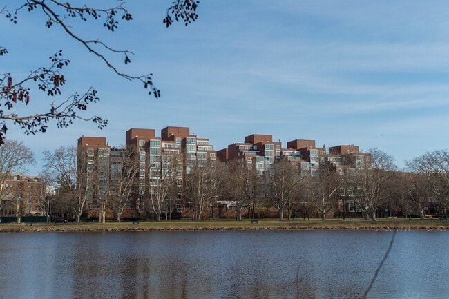 Building Photo - 975 Memorial Dr Unit 412