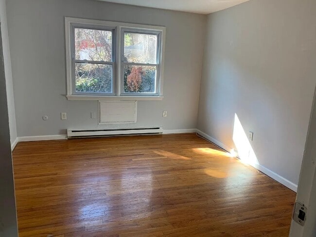 Building Photo - 82 Valley Ave Rental