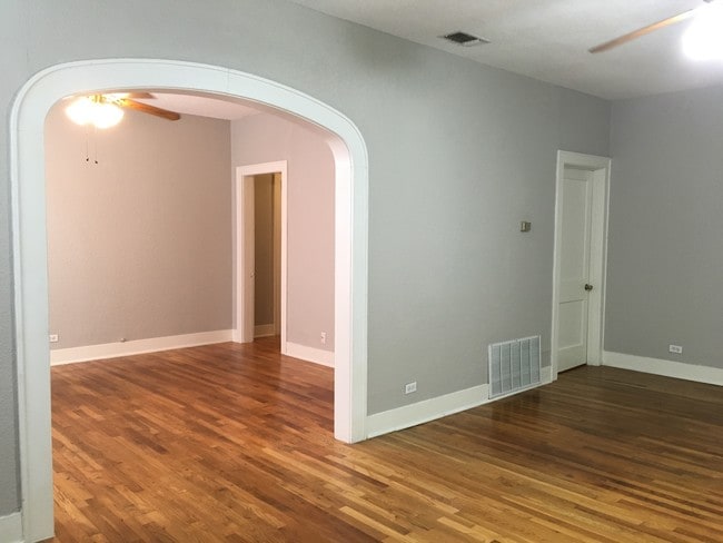 Photo - 715 E Elmira St