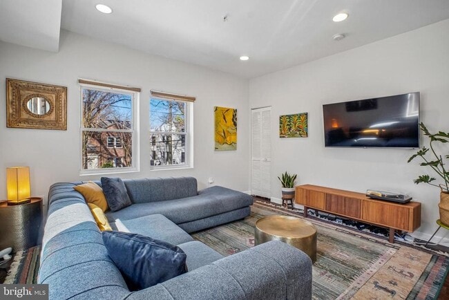 Photo - 1346 Nicholson St NW Unit 202