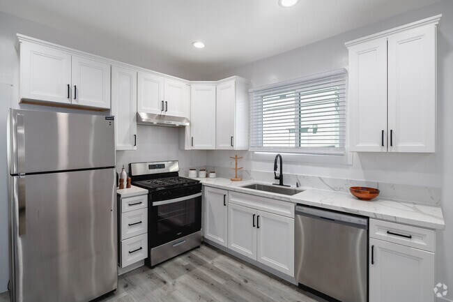 3BR, 2BA - Kitchen - 2949-2957 Kalmia St