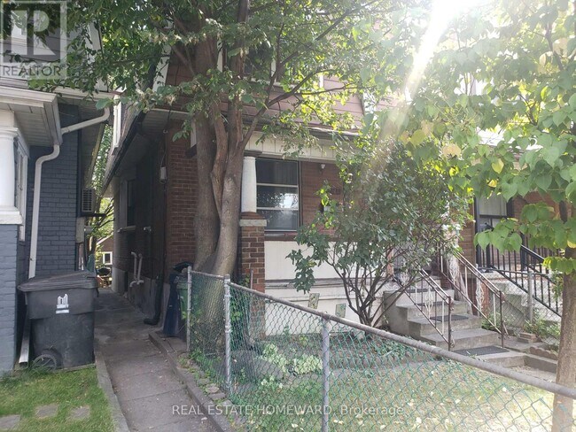 Photo - 687 Dupont St