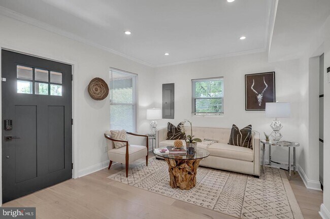 Photo - 4252 Dix St NE