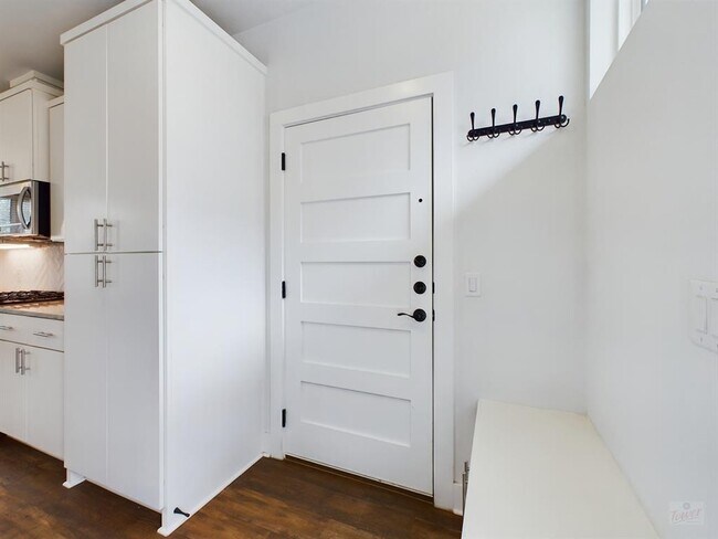 Photo - 1402 W 51st St