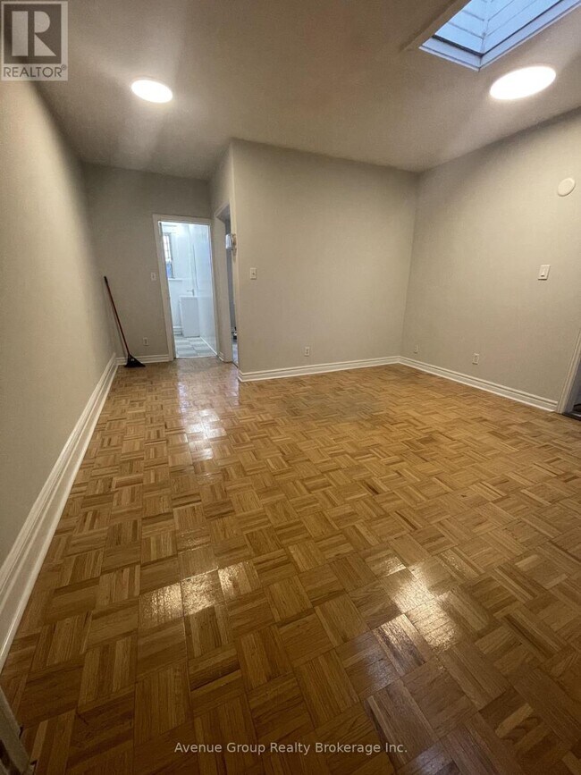 Photo - 621 Gerrard St E