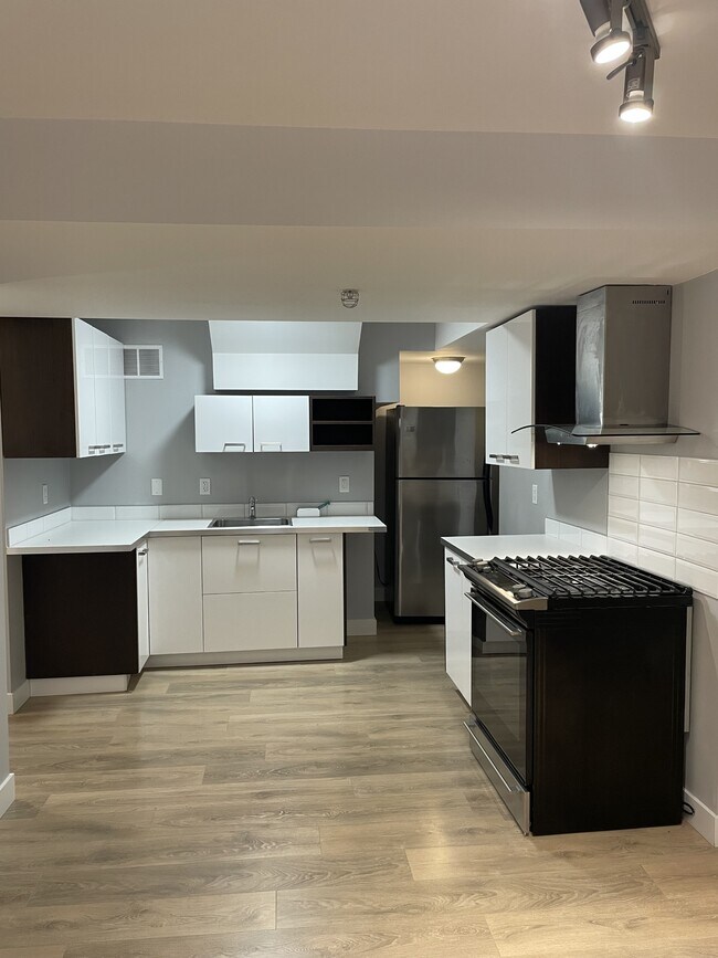 Photo - 22963-22136 136 Ave