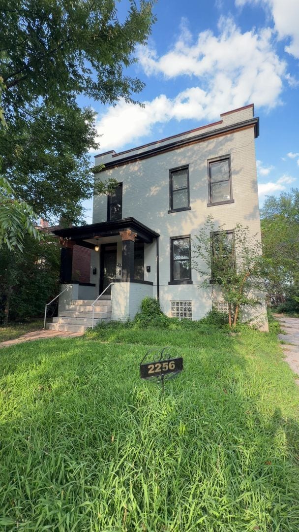Building Photo - 2 bed/1 bath upper unit