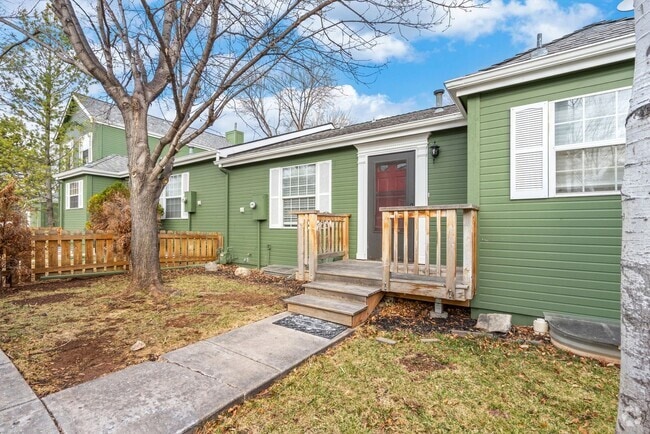 Building Photo - Updated 3-Bedroom Townhome in Ideal Location