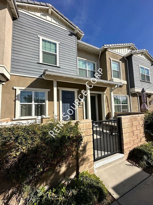 2 Bedroom Townhome w/ SOLAR located in San... - 2 Bedroom Townhome w/ SOLAR located in San...